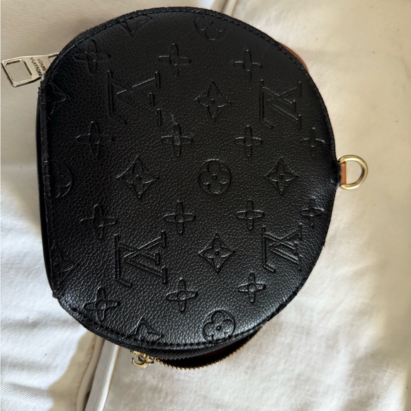 Louis Vuitton Black Crossbody Bag with Monogram Pattern - Picture 2 of 6